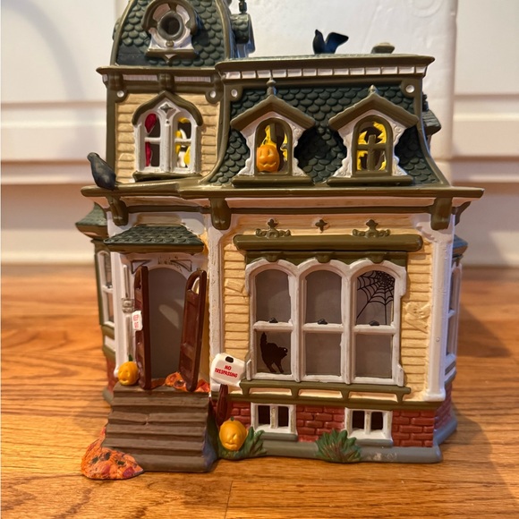 Snow Village Haunted Mansion - Picture 13 of 13